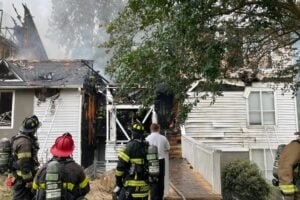 South Carolina apartment fire kills firefighter