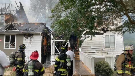 South Carolina apartment fire kills firefighter